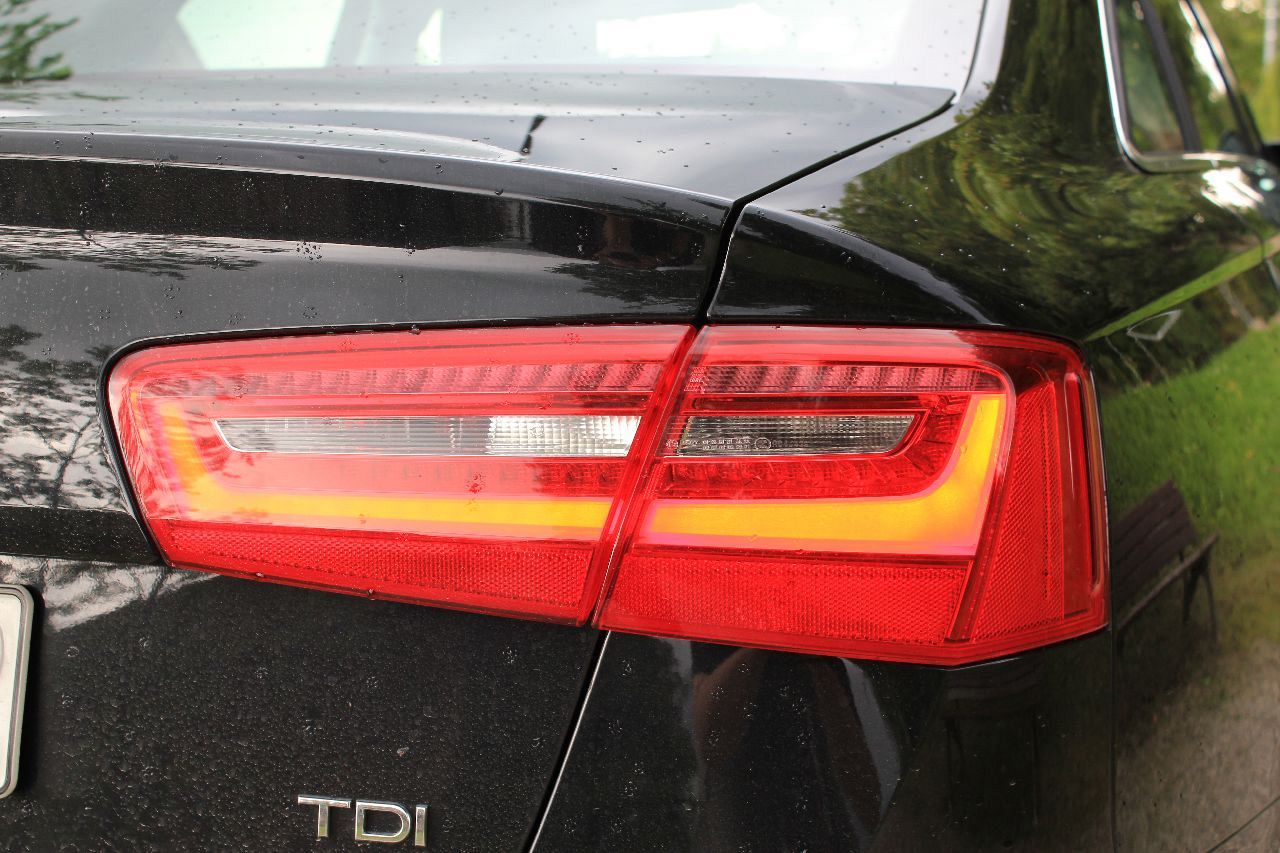 Auto, Audi A6 3.0 TDI Quattro, Limousine, Front Reifen, Vorderrad, Te,  obere mittlere, Modell Jahr 2004-rot, Detailansicht Stockfotografie - Alamy