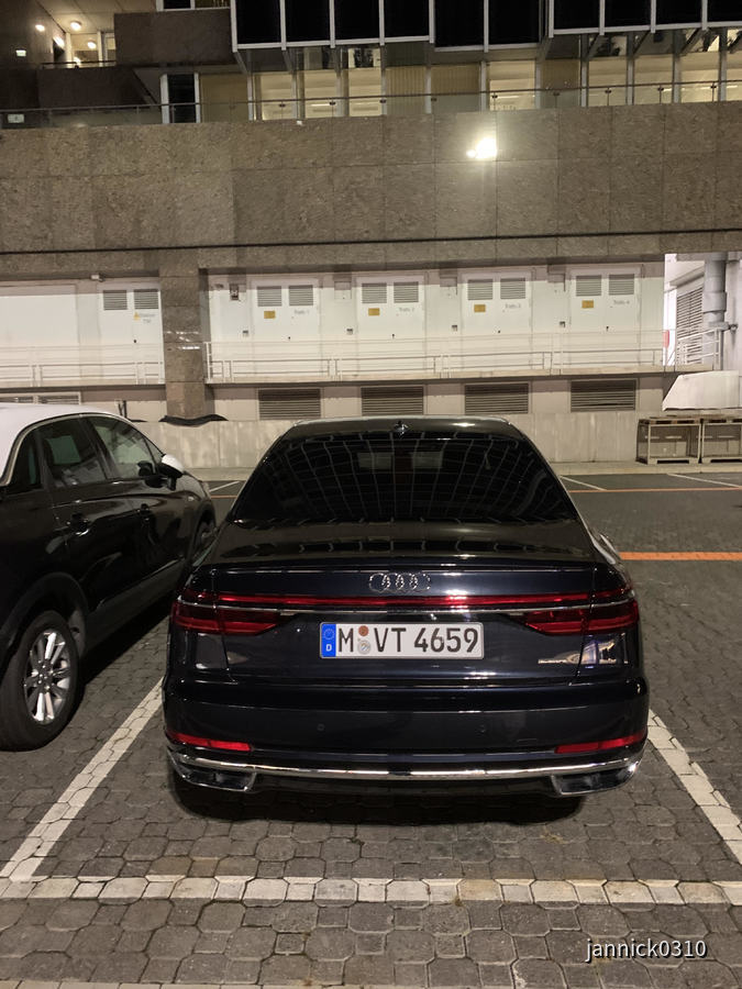 Audi A8 in FRA