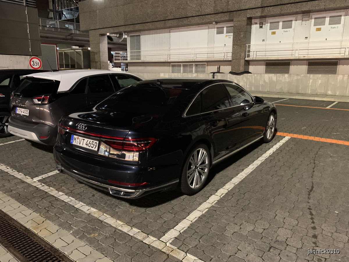 Audi A8 in FRA