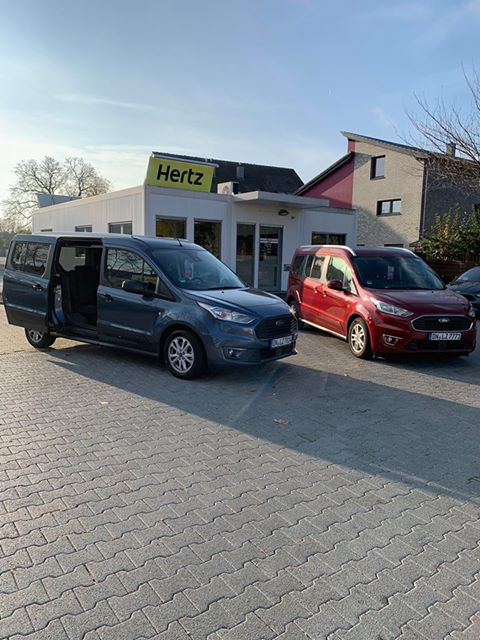 Ford Tourneo Connect bei Hertz in Düsseldorf (Hilden)