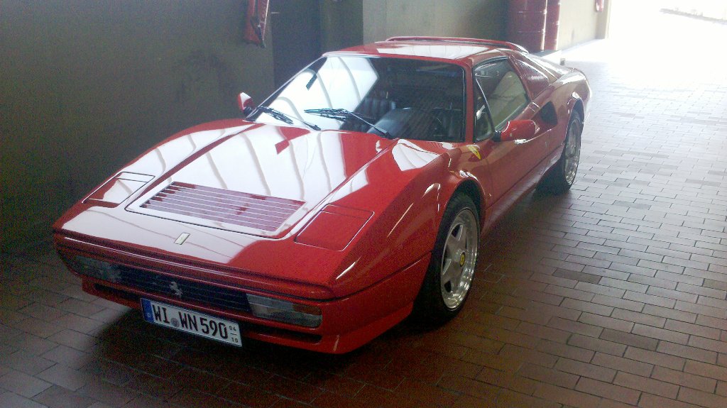 Ferrari 308 im Parkhaus von Sixt Wiesbaden