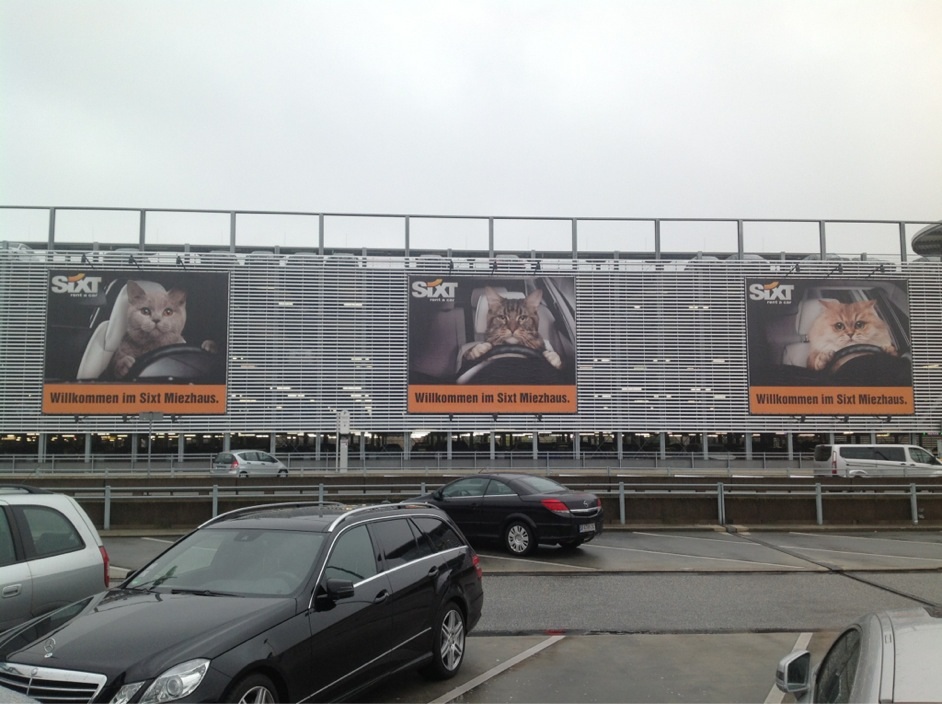 Sixt-Werbung am Flughafen Hannover