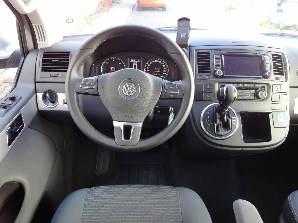 VW Multivan 2.0 TDI | Europcar